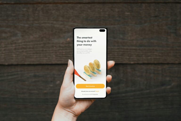 Robo-Advisors vs. Traditional Financial Advisors: A Comprehensive Comparison